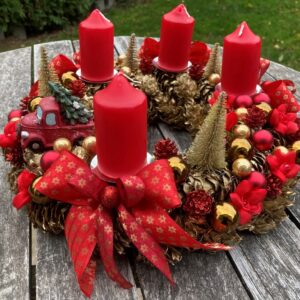 Adventní svícen červený s autíčkem